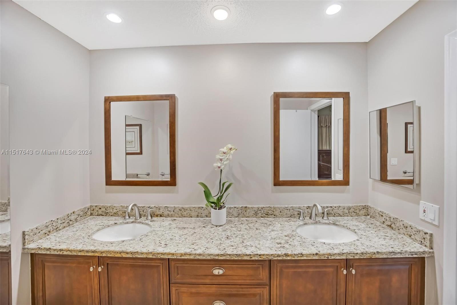 ROLLING HILLS LAKE ESTATE - Residential