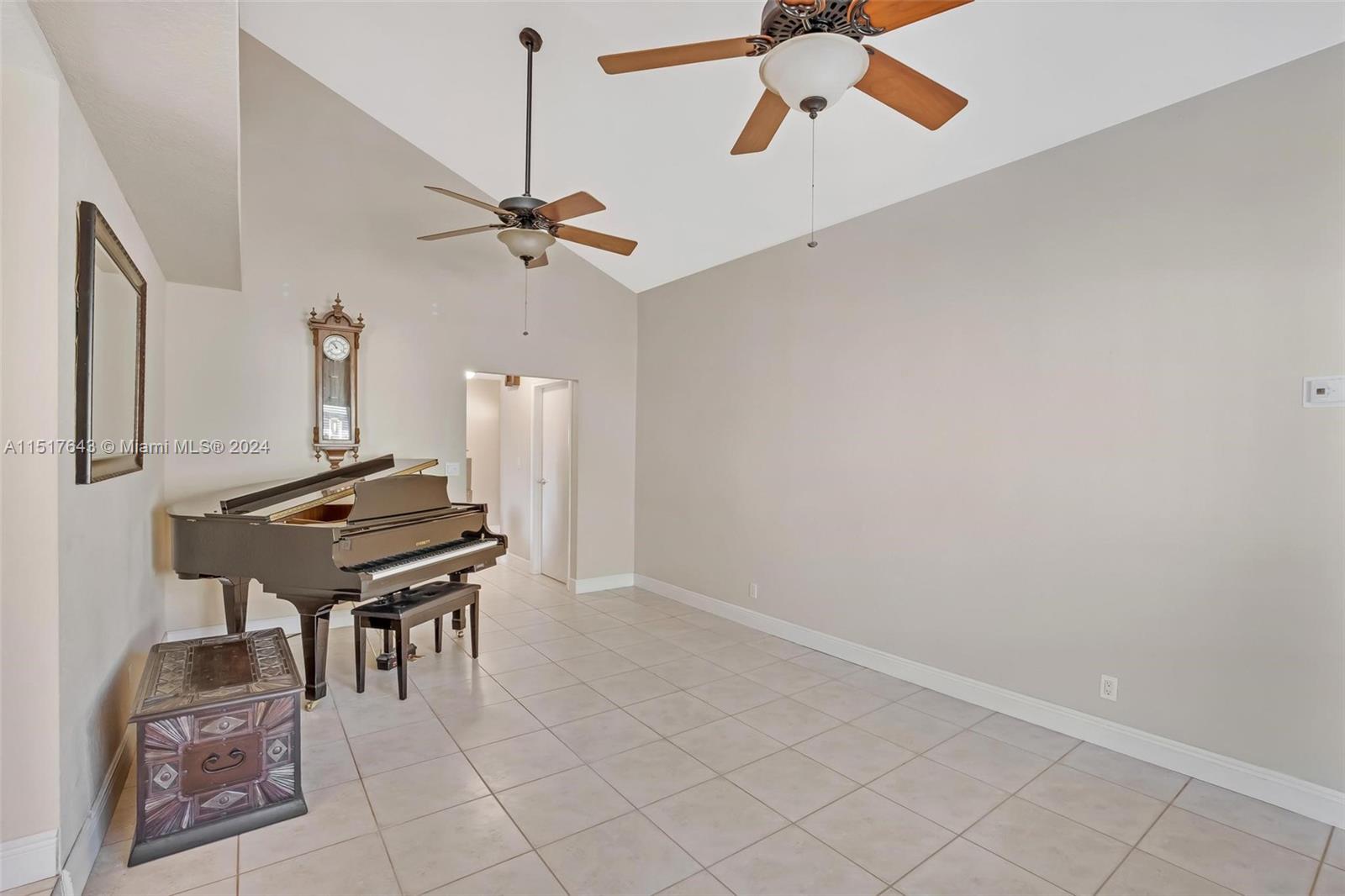 ROLLING HILLS LAKE ESTATE - Residential