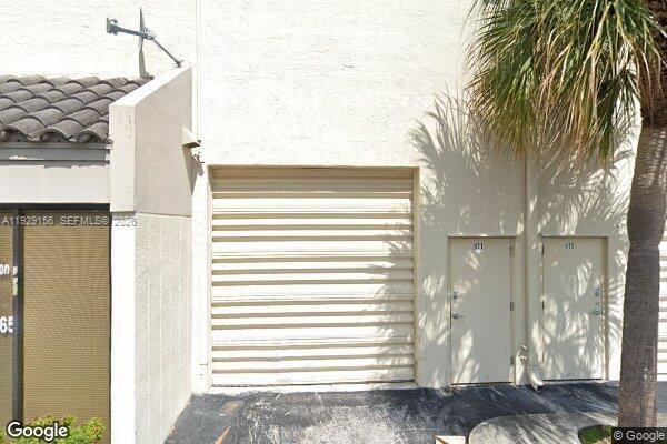 GREAT LOCATION NEAR MIAMI LAKES AND PARALLEL  TO SR-826. WAREHOUSE HAS A MEZZANINE WITH OFFICE SPACE. Tenant leaves December 30.