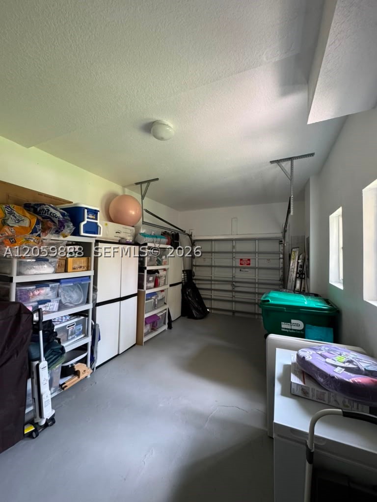 TWIN LAKE SHORES CENTRAL - Residential