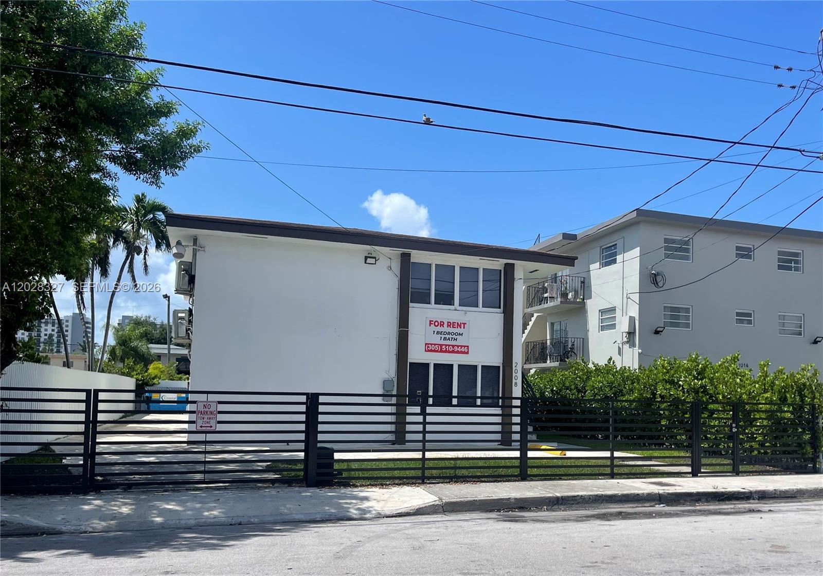 Spacious apartment for rent located very close to Downtown Miami, featuring parking right next to the door within a gated community equipped with automatic entry gates. A washer and dryer in excellent condition are available for shared use. The building has been completely remodeled and features brand-new appliances. Water is included. Quick approval process by the Association.
Located just one block from Publix Supermarket.