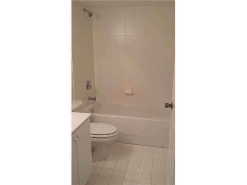 THE COURTS AT BAYSHORE II - Residential Lease