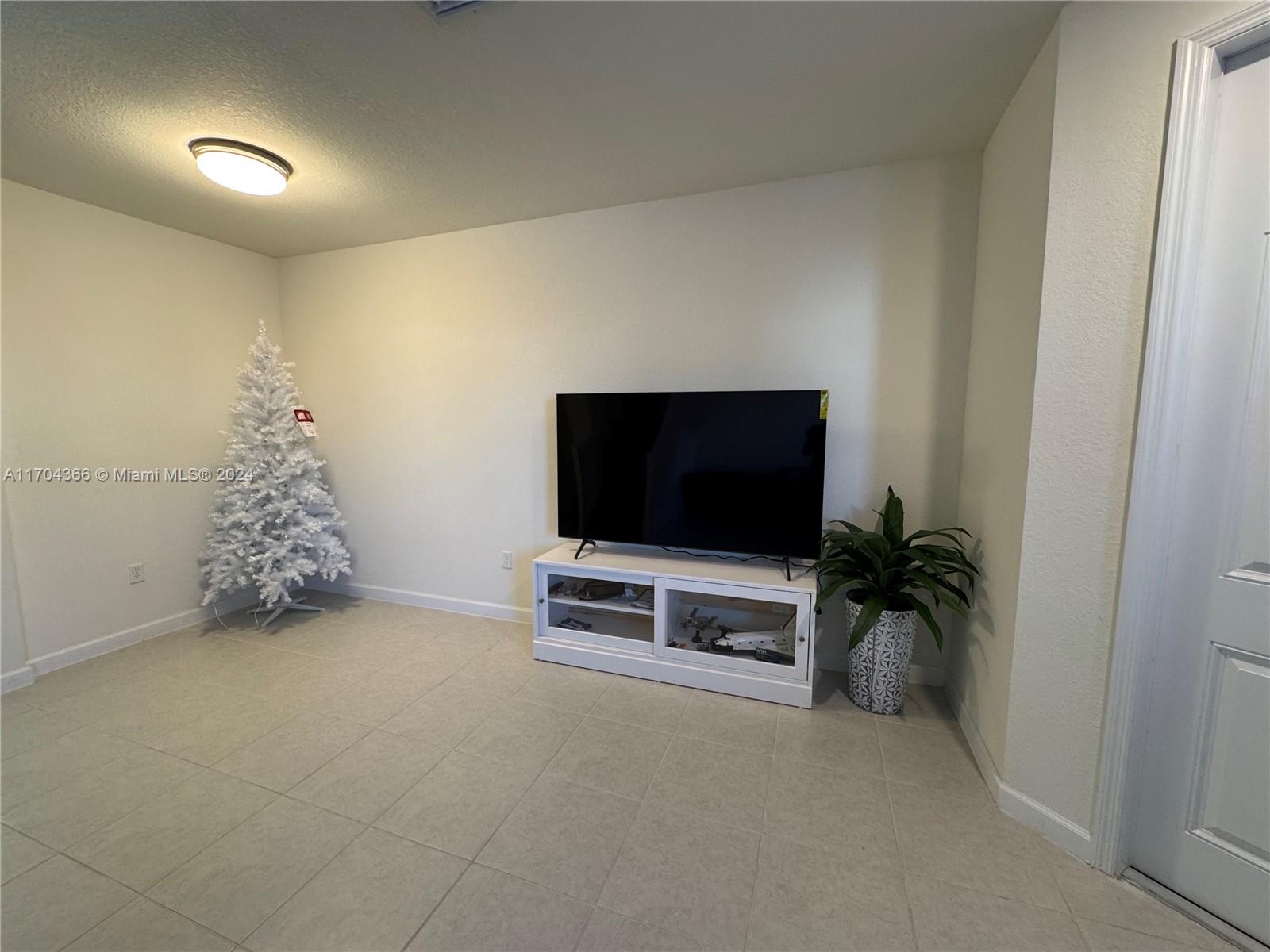 AQUABELLA NORTH - Residential Lease