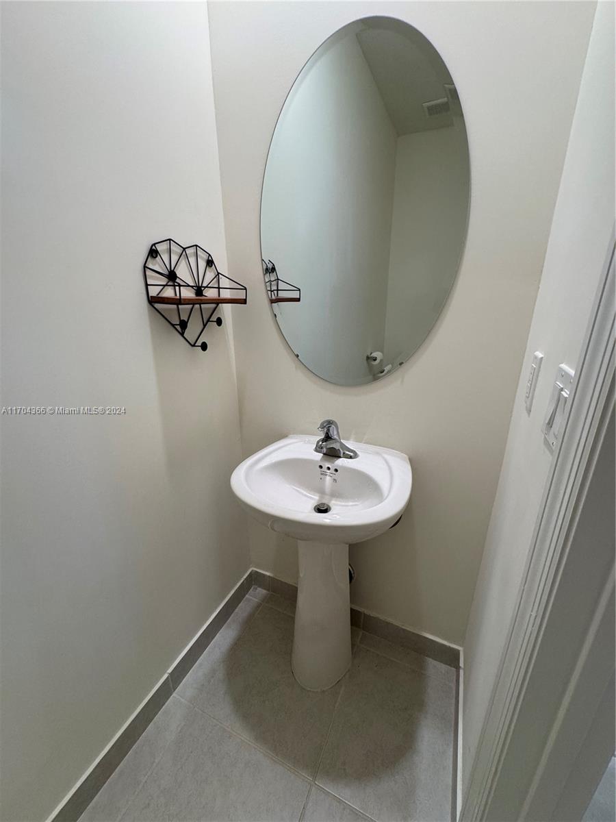 AQUABELLA NORTH - Residential Lease