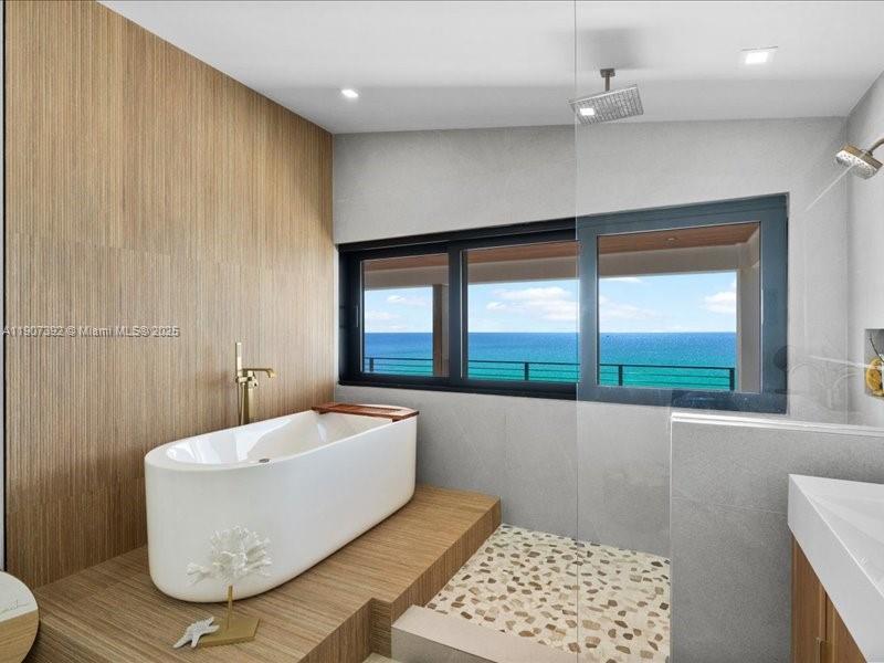 LARGO BEACH - Residential