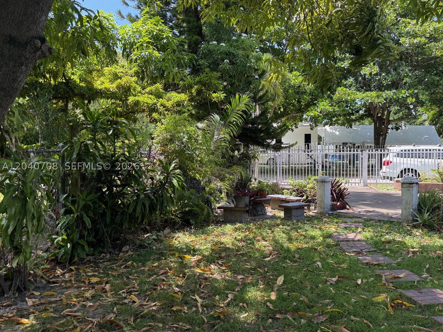VERY QUIET NEIGHBOORD, GOOD LOCATION, 2/2 BIG YARD, MOTIVATED SELLER, ELECTRONIC GATE, COMPLETELY FENCED!
EXCELLENT FOR INVESTORS 
GREAT POTENTIAL ,,,,