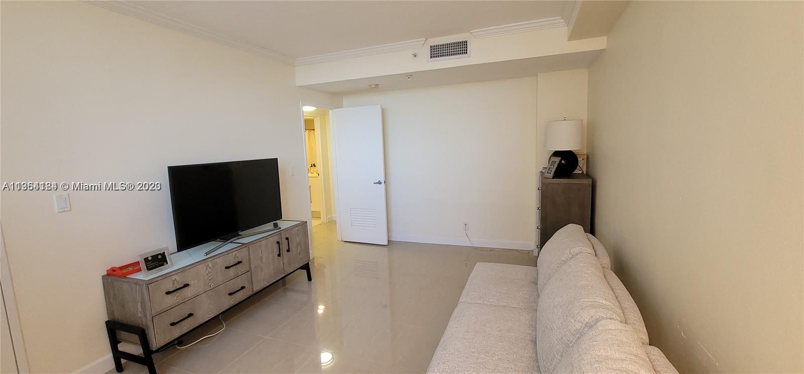 RESIDENCES ON HOLLYWOOD B - Residential Lease