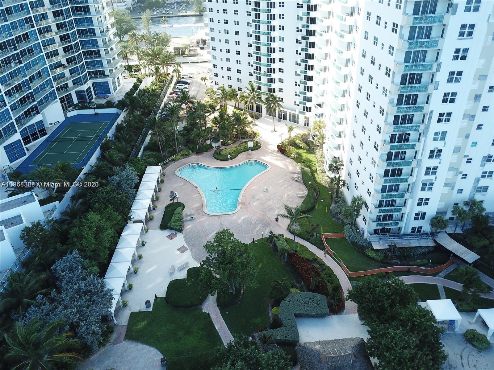 RESIDENCES ON HOLLYWOOD B - Residential Lease