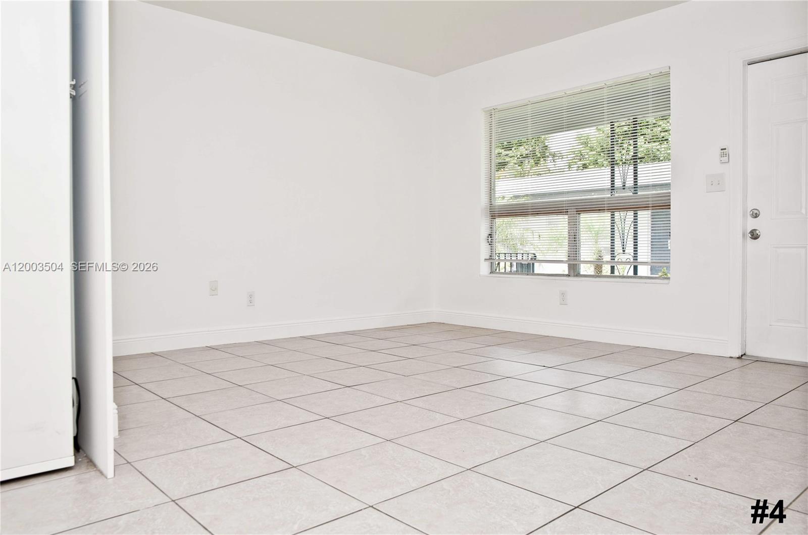 ¤HOLLYWOOD LITTLE RANCHES - Residential Income