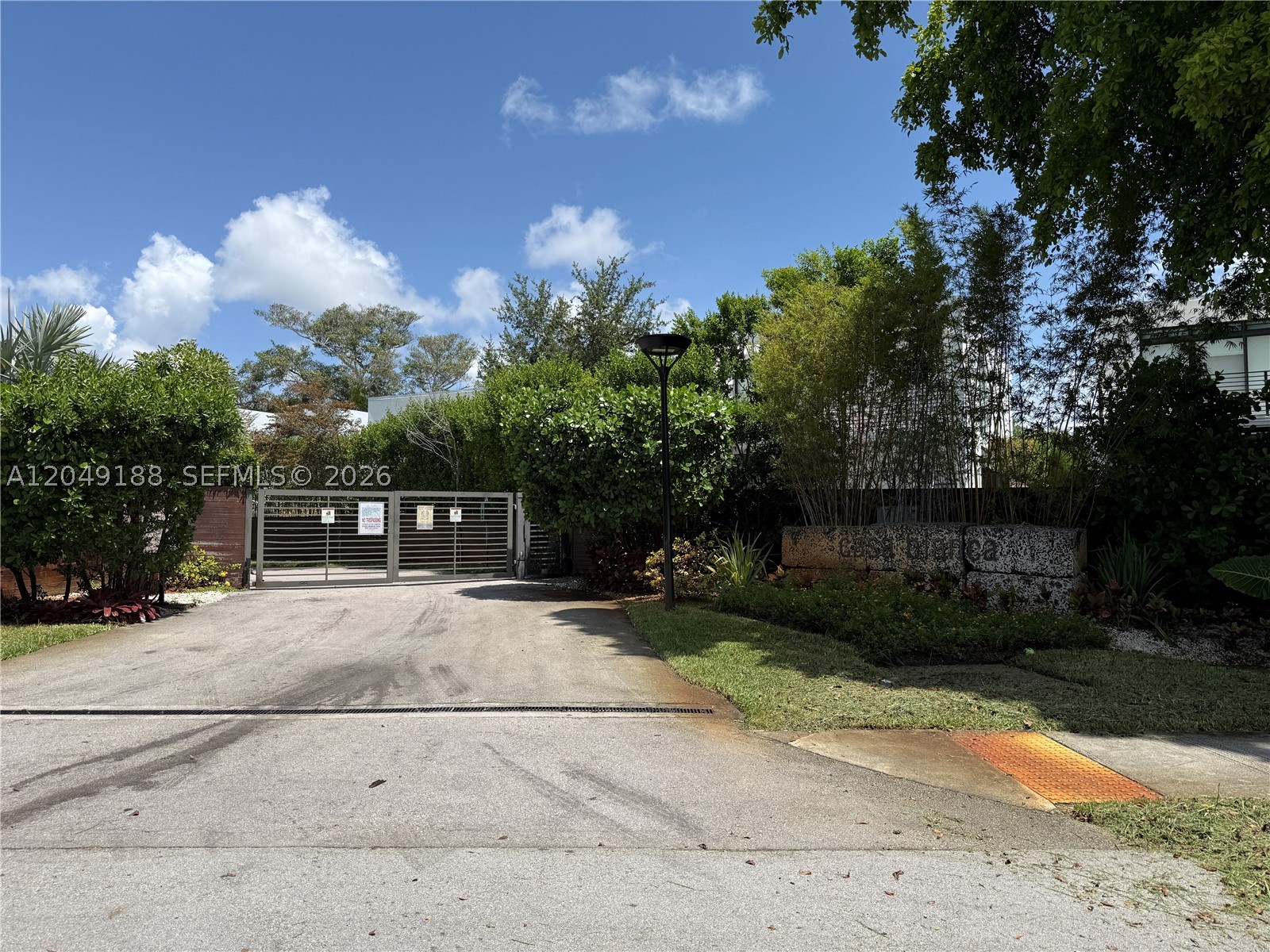 8600 EAST DIXIE - Residential Lease