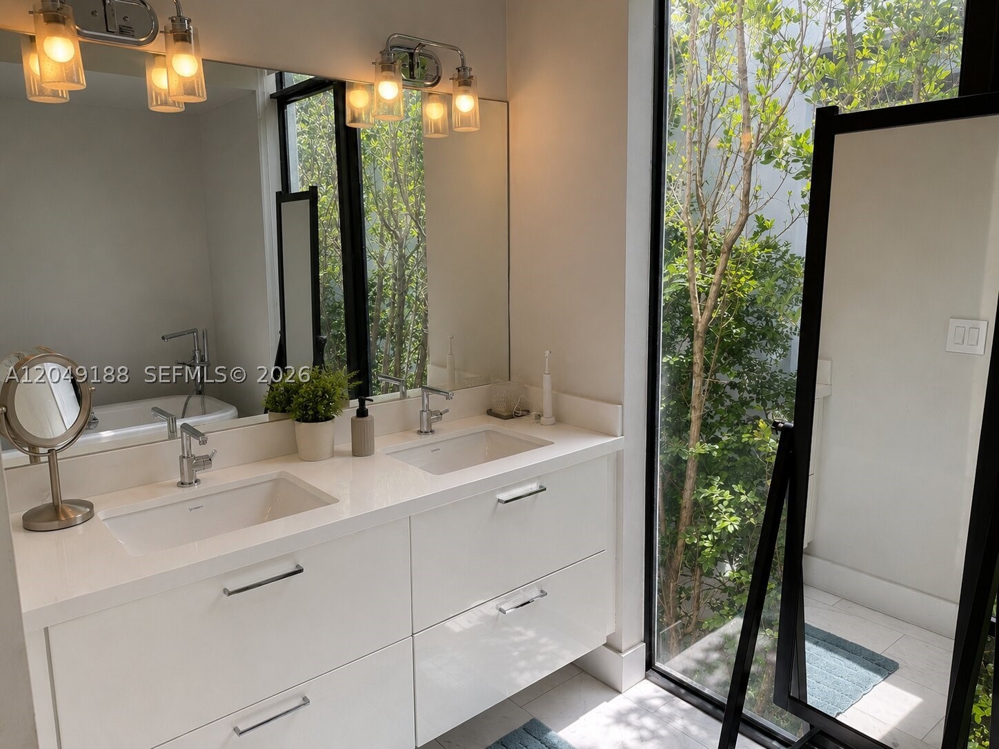 8600 EAST DIXIE - Residential Lease