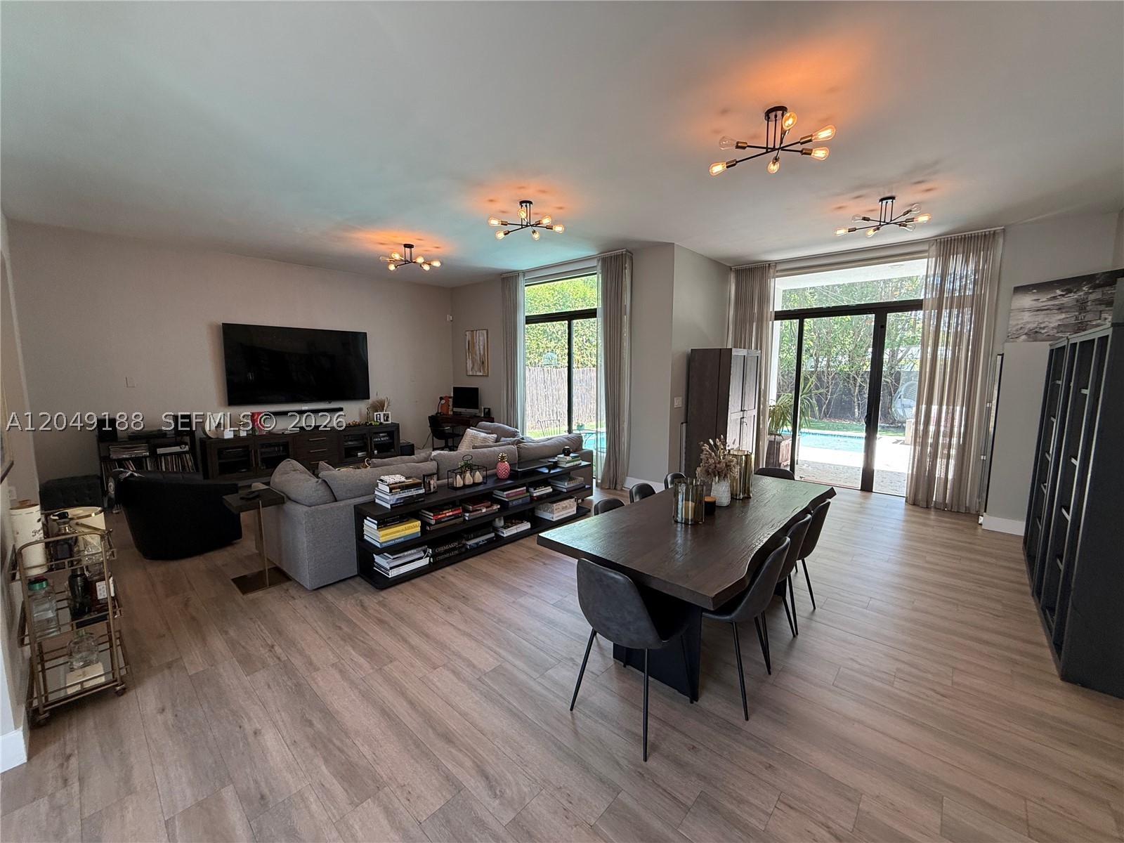 8600 EAST DIXIE - Residential Lease