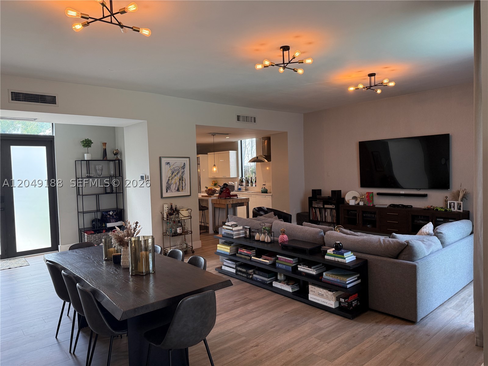 8600 EAST DIXIE - Residential Lease