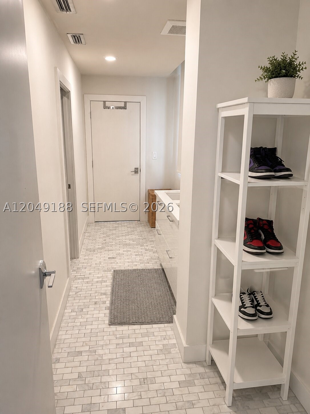 8600 EAST DIXIE - Residential Lease