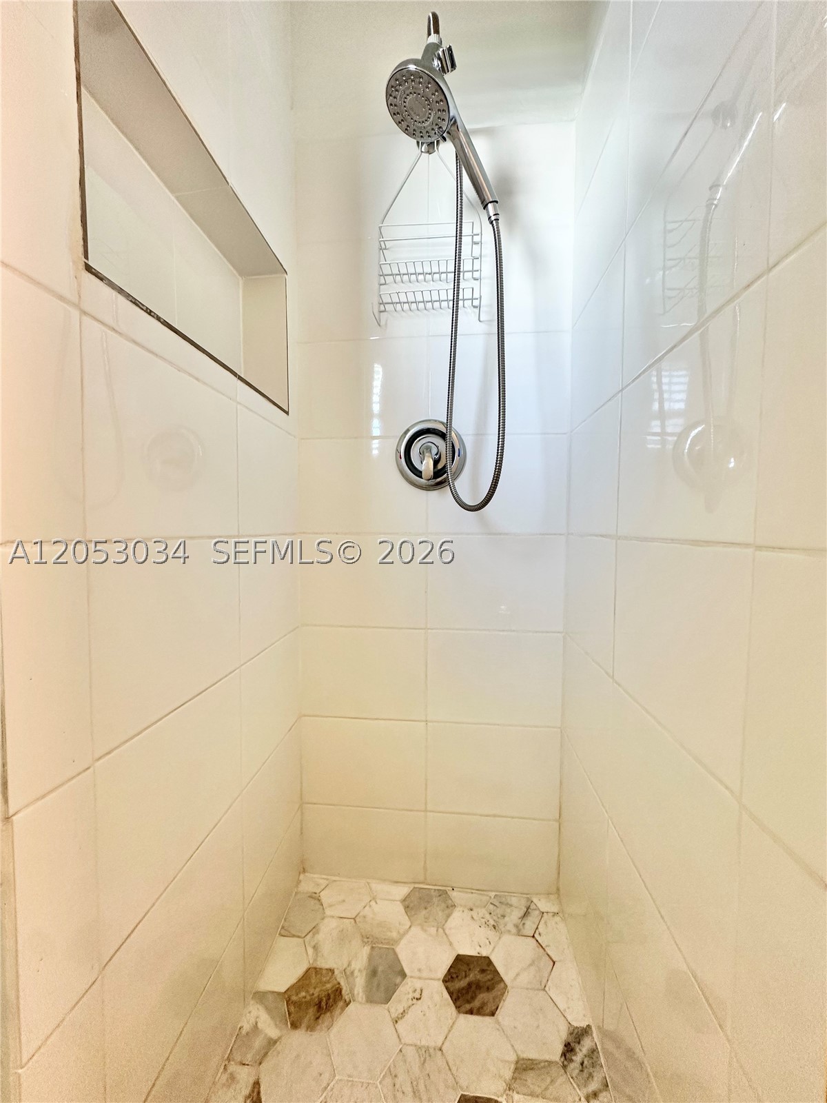 LOS ANGELES ESTATES SEC 3 - Residential Lease