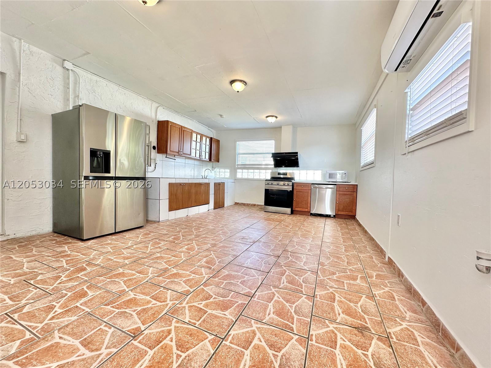 LOS ANGELES ESTATES SEC 3 - Residential Lease