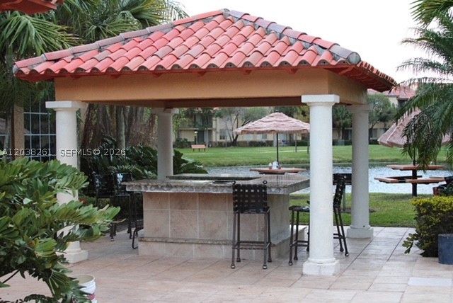 *2/2 with private patio overlooking a beautiful lake view. 
*close to shopping, Starbucks,winn dixie,publix,restaurants,sawgrass,highways
*Community amenities 2 pools,tennis court, bar b que grills in designated areas, fitness room
*Tenants are welcome to use the existing W/D in the laundry closet, but the owner does not maintain the cost throughout the lease.
*Apartment is renting in an "AS IS" condition with existing appliances, paint, tiles, kitchen cabinets etc