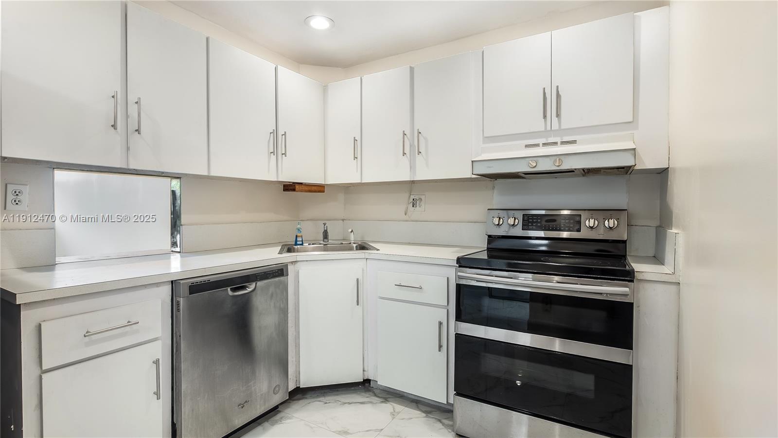 BAYVIEW TOWERS CONDO SOUT - Residential