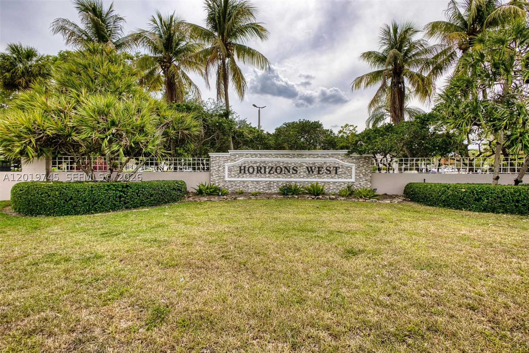 HORIZONS WEST CONDO #5 - Residential