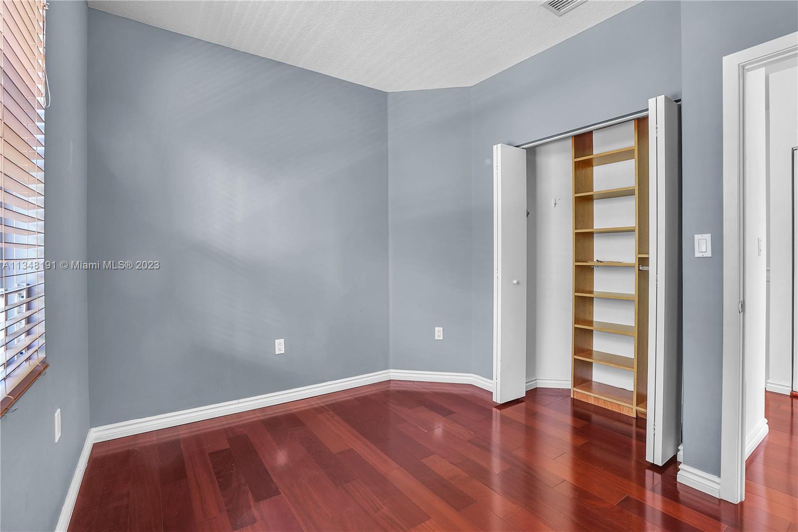 BREEZE CONDO - Residential