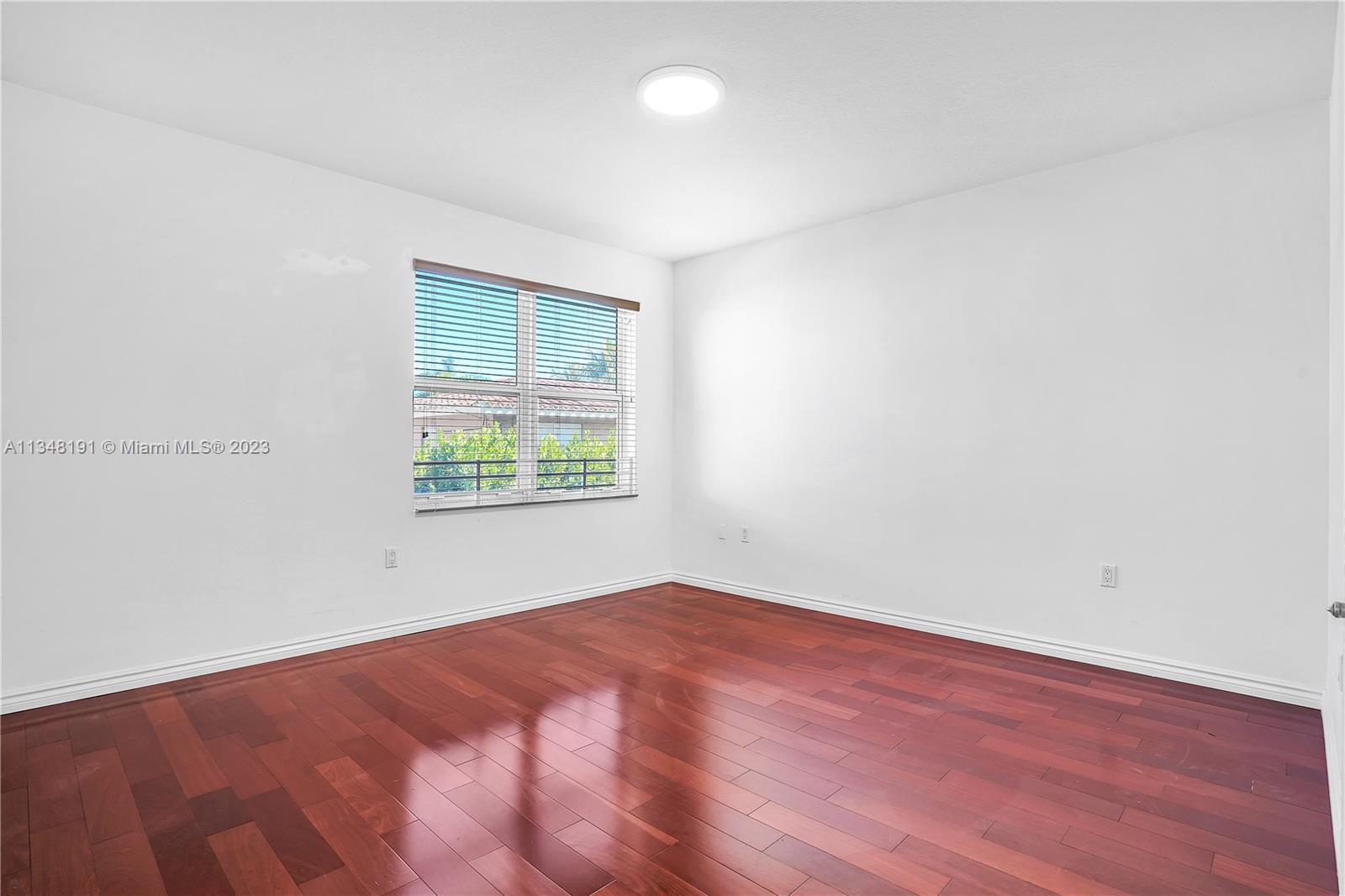 BREEZE CONDO - Residential