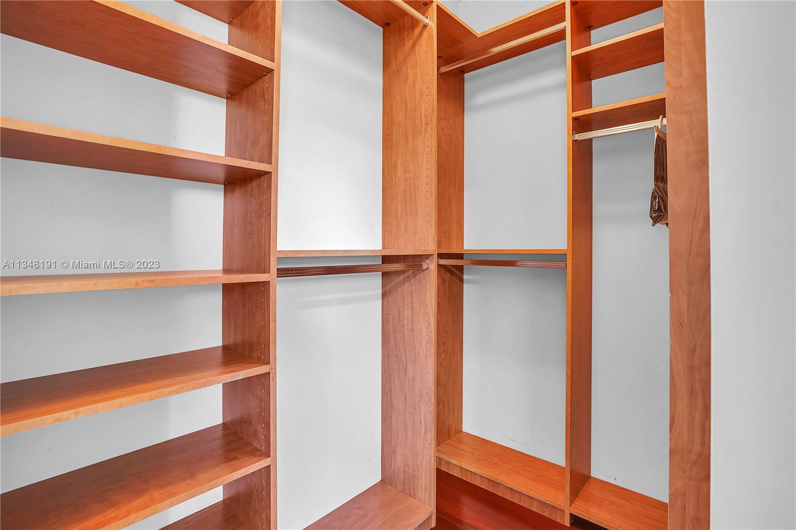 BREEZE CONDO - Residential