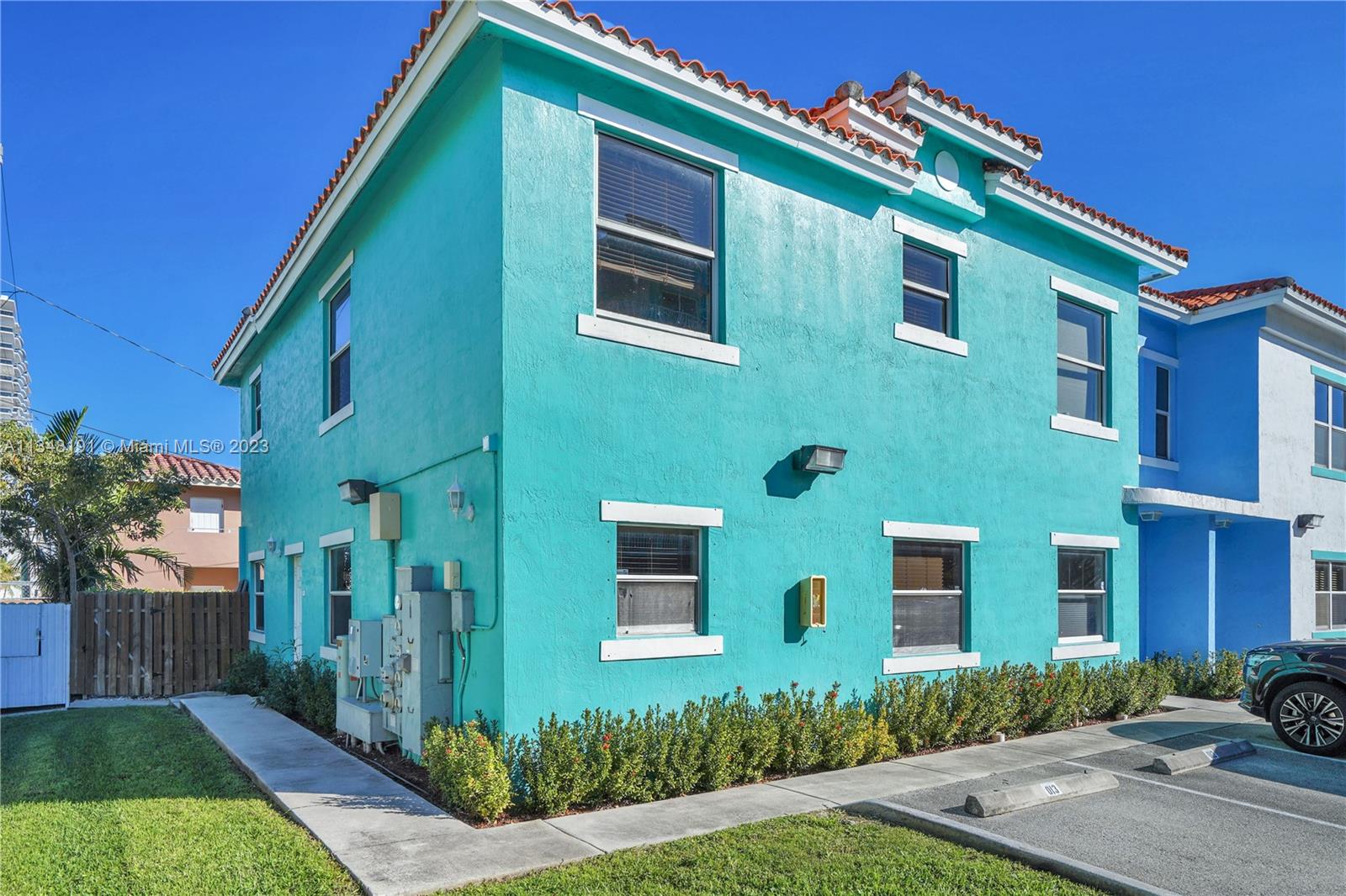 Spectacular 3 bedroom / 2.5 bath Corner Townhouse in gated community. Kitchen and bathrooms updated, great interior distribution with a large living room and breakfast nook, ample closets, private fenced patio and 2 parkin spaces. Built in 2005, the community offers a gym and a pool. Home includes hurricane shutters. Excellent location close to the beach, shopping, restaurants and schools.