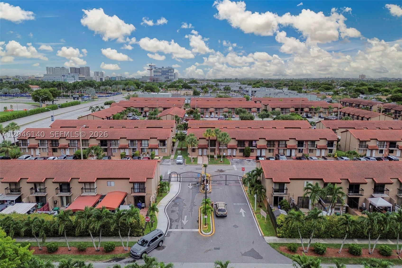 VILLAS UNIVERSITY SQUARE - Residential