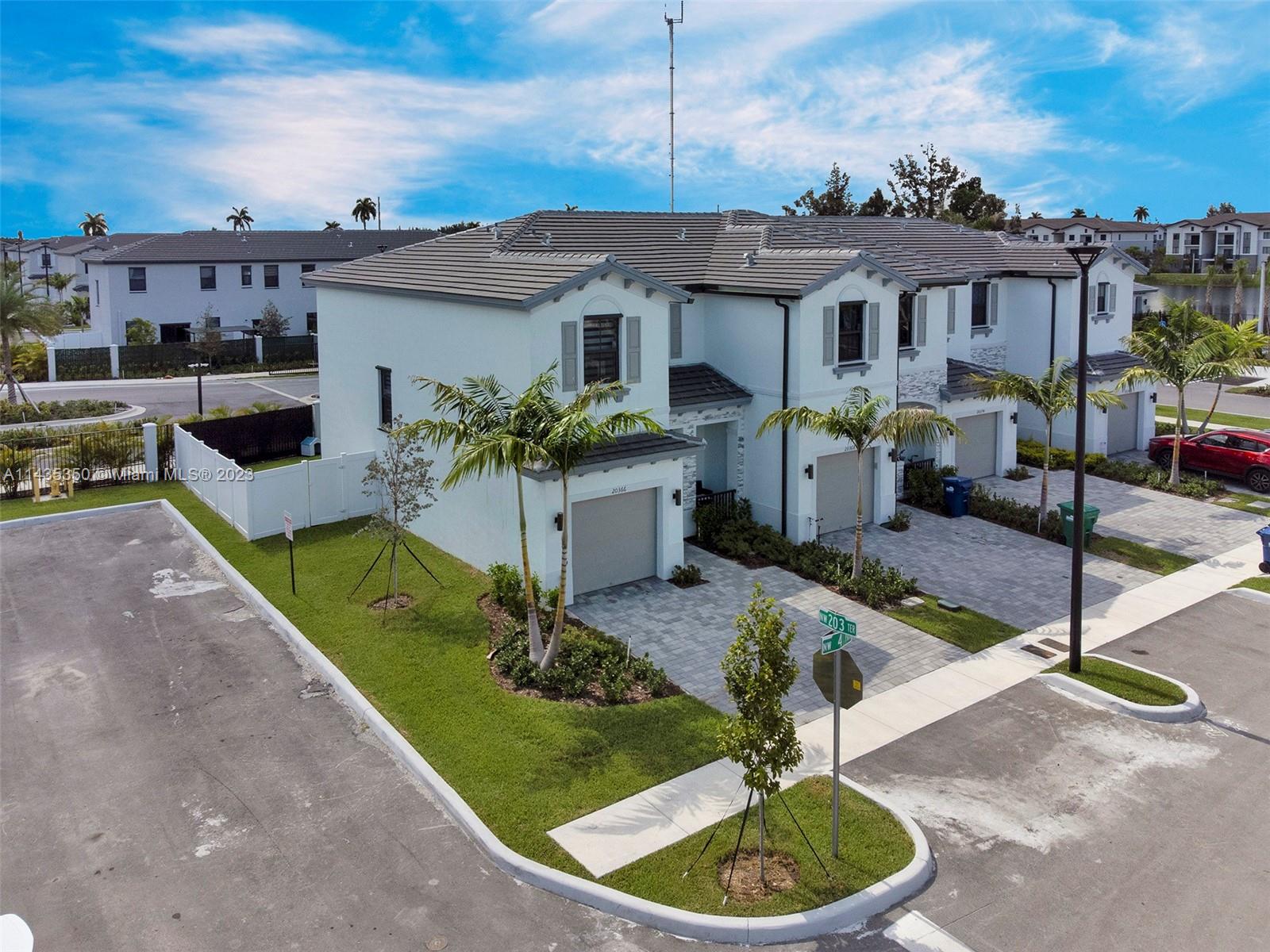 VISTA LAGO - Residential