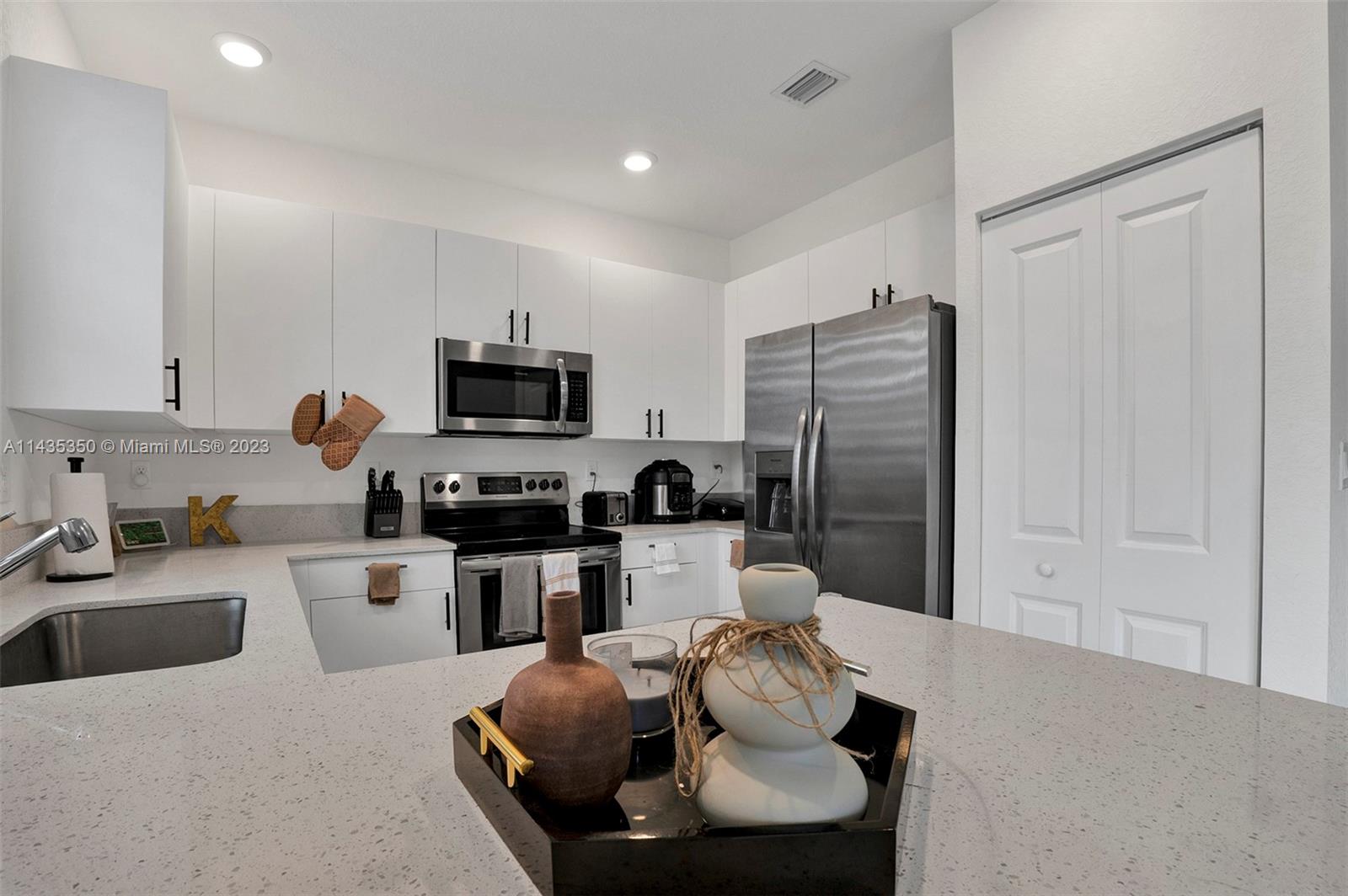VISTA LAGO - Residential