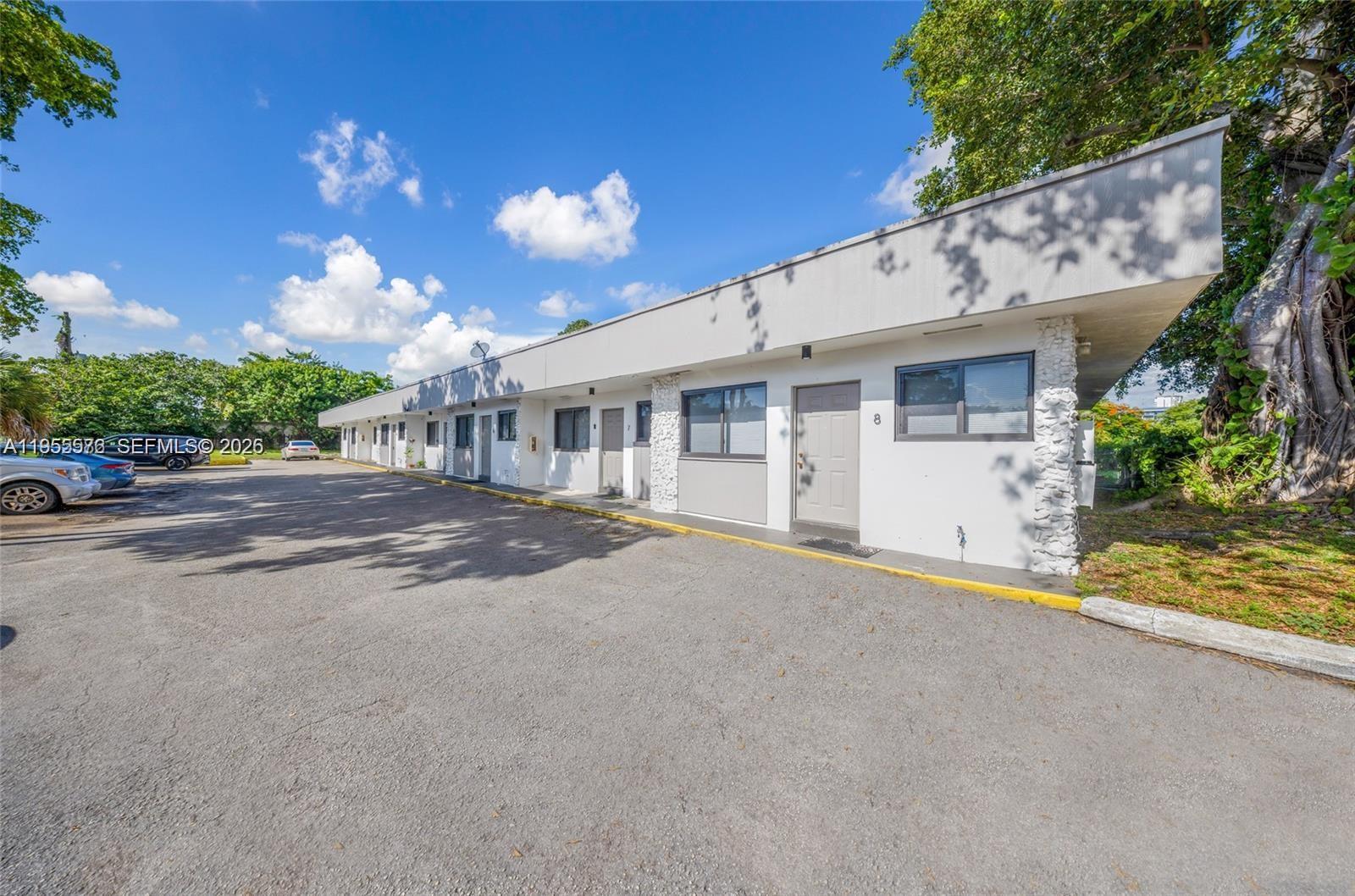 HOLLYWOOD PLACE CONDOMINI - Residential Lease