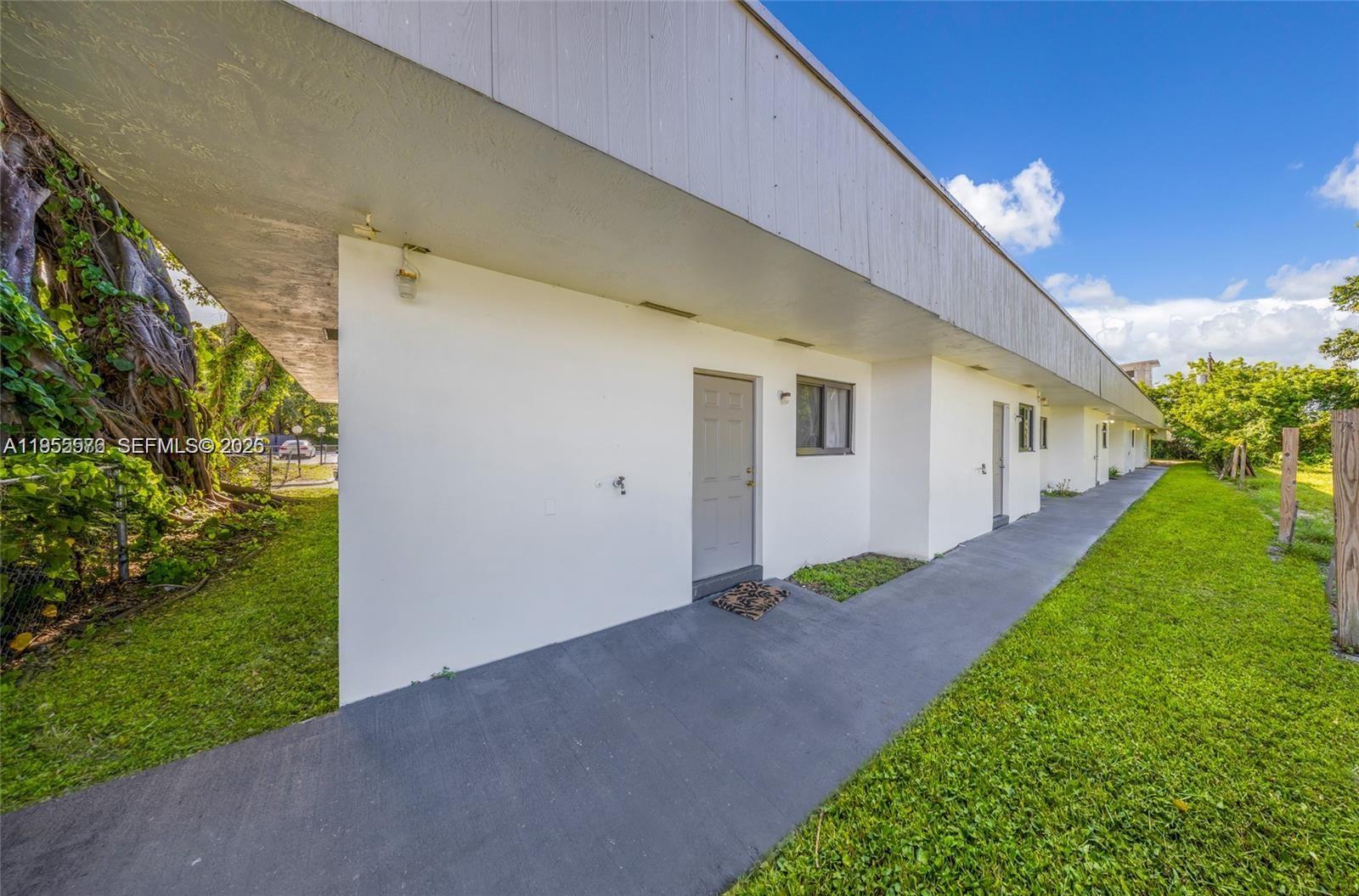 HOLLYWOOD PLACE CONDOMINI - Residential Lease