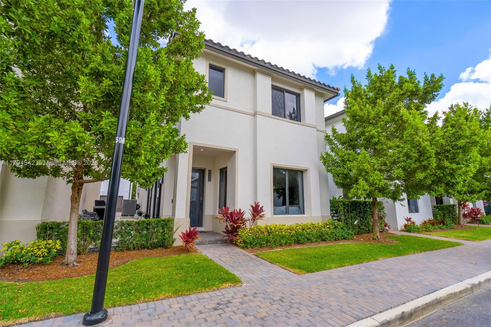 DOWNTOWN DORAL SOUTH PHAS - Residential