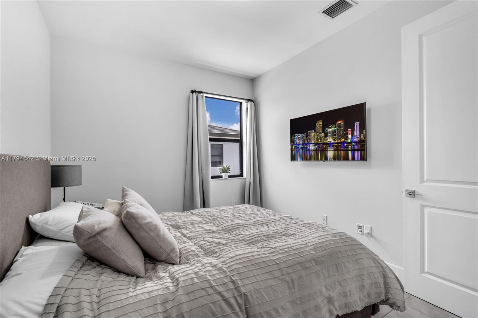 DOWNTOWN DORAL SOUTH PHAS - Residential