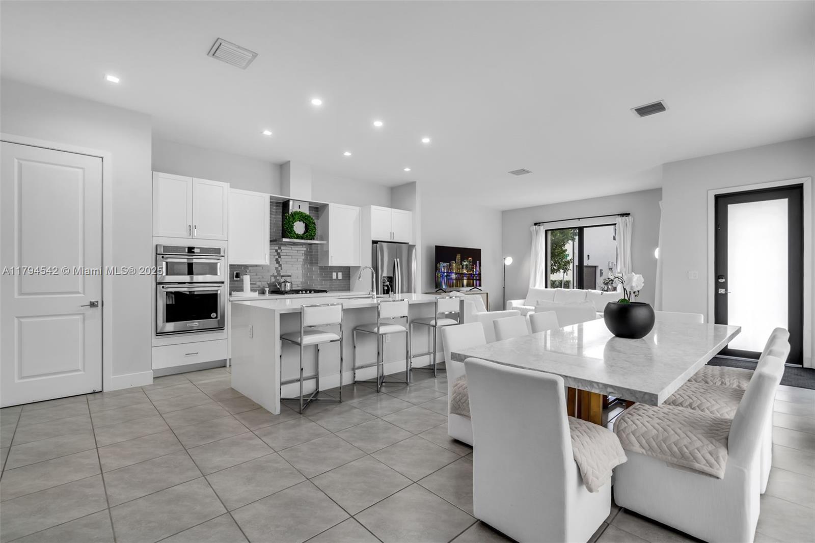 DOWNTOWN DORAL SOUTH PHAS - Residential