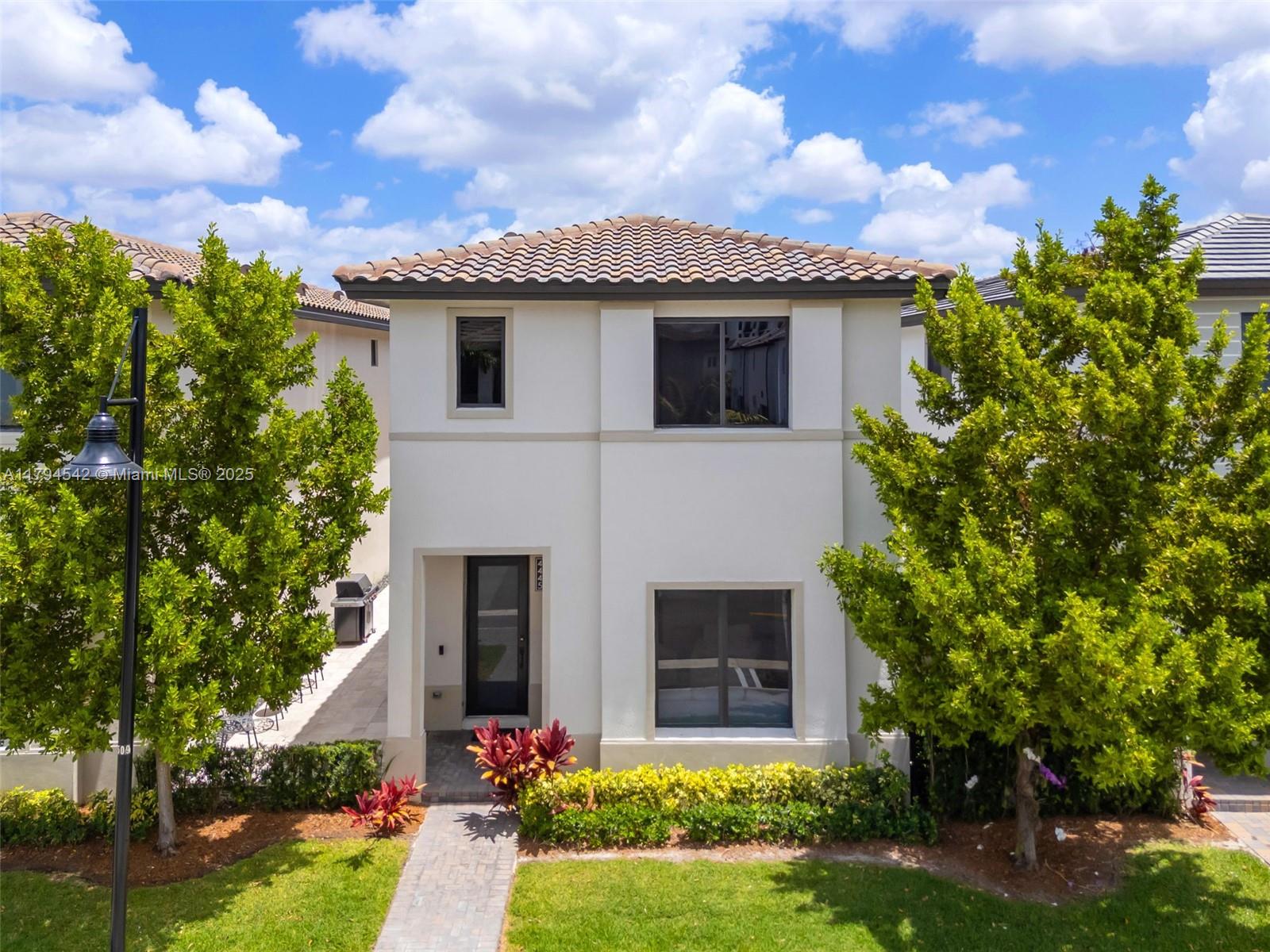 DOWNTOWN DORAL SOUTH PHAS - Residential