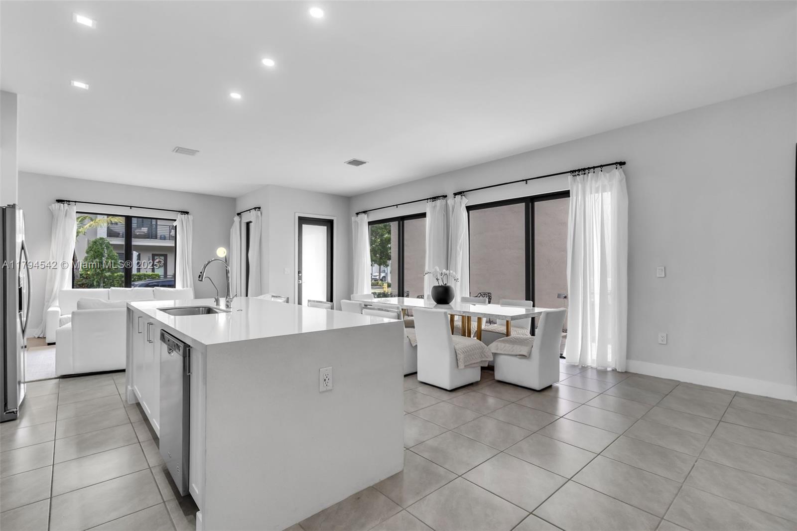 DOWNTOWN DORAL SOUTH PHAS - Residential