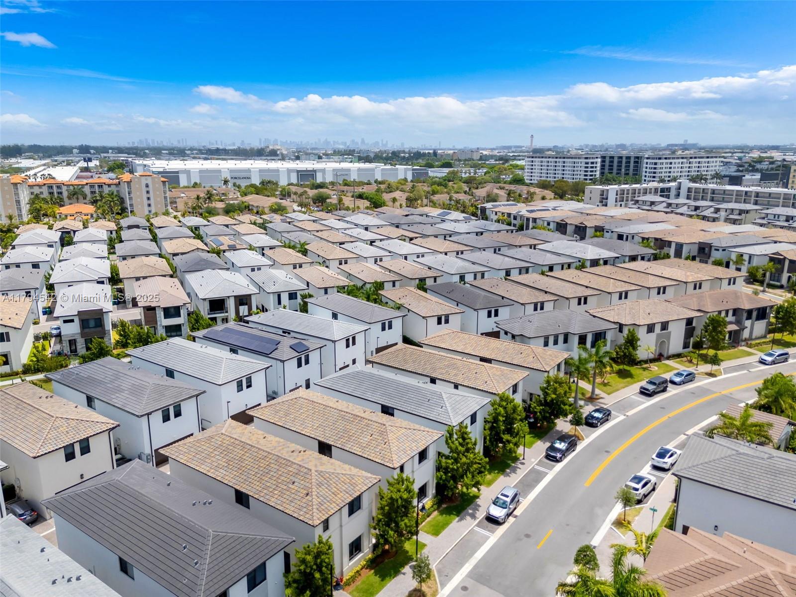 DOWNTOWN DORAL SOUTH PHAS - Residential