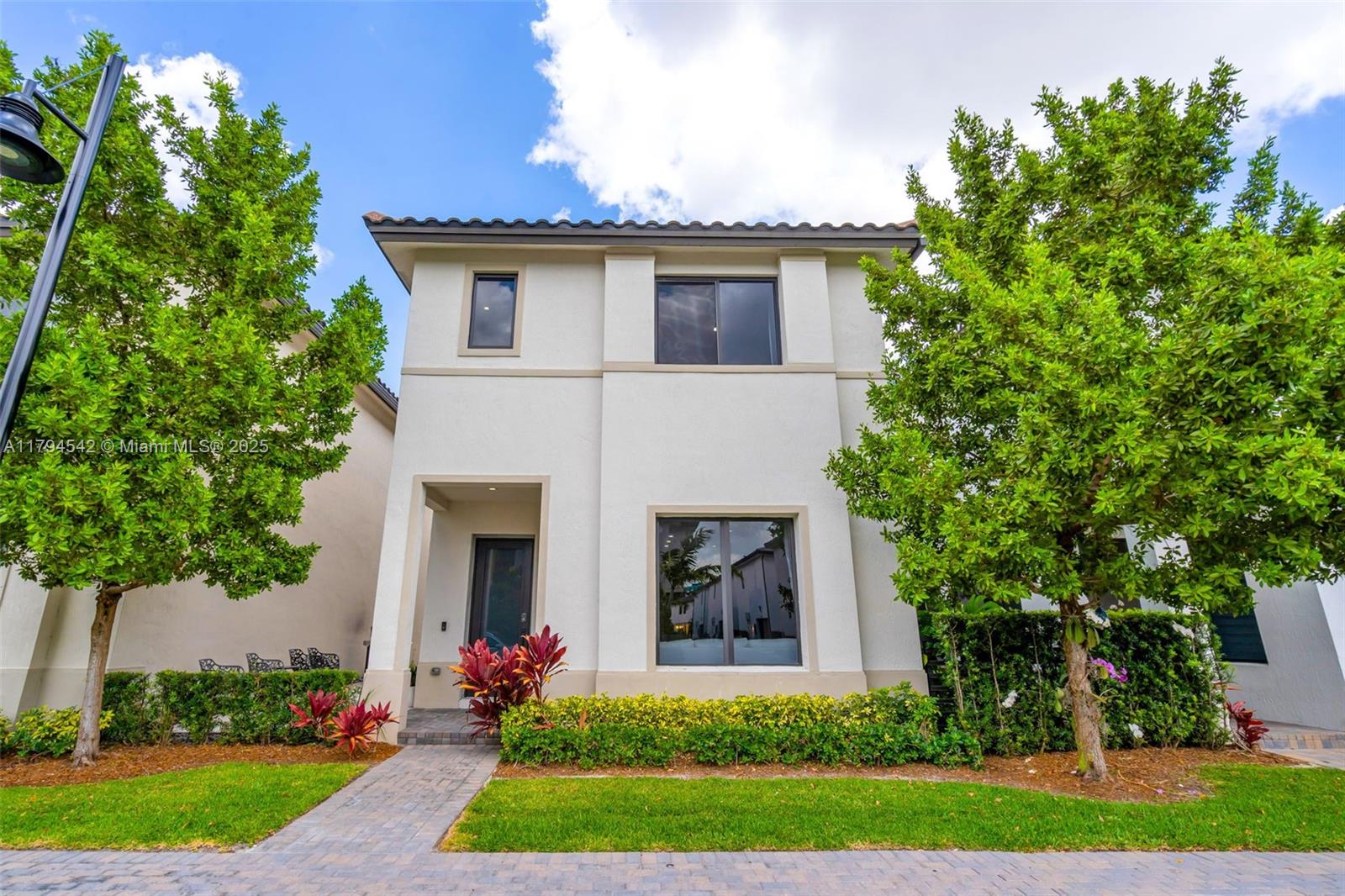 DOWNTOWN DORAL SOUTH PHAS - Residential