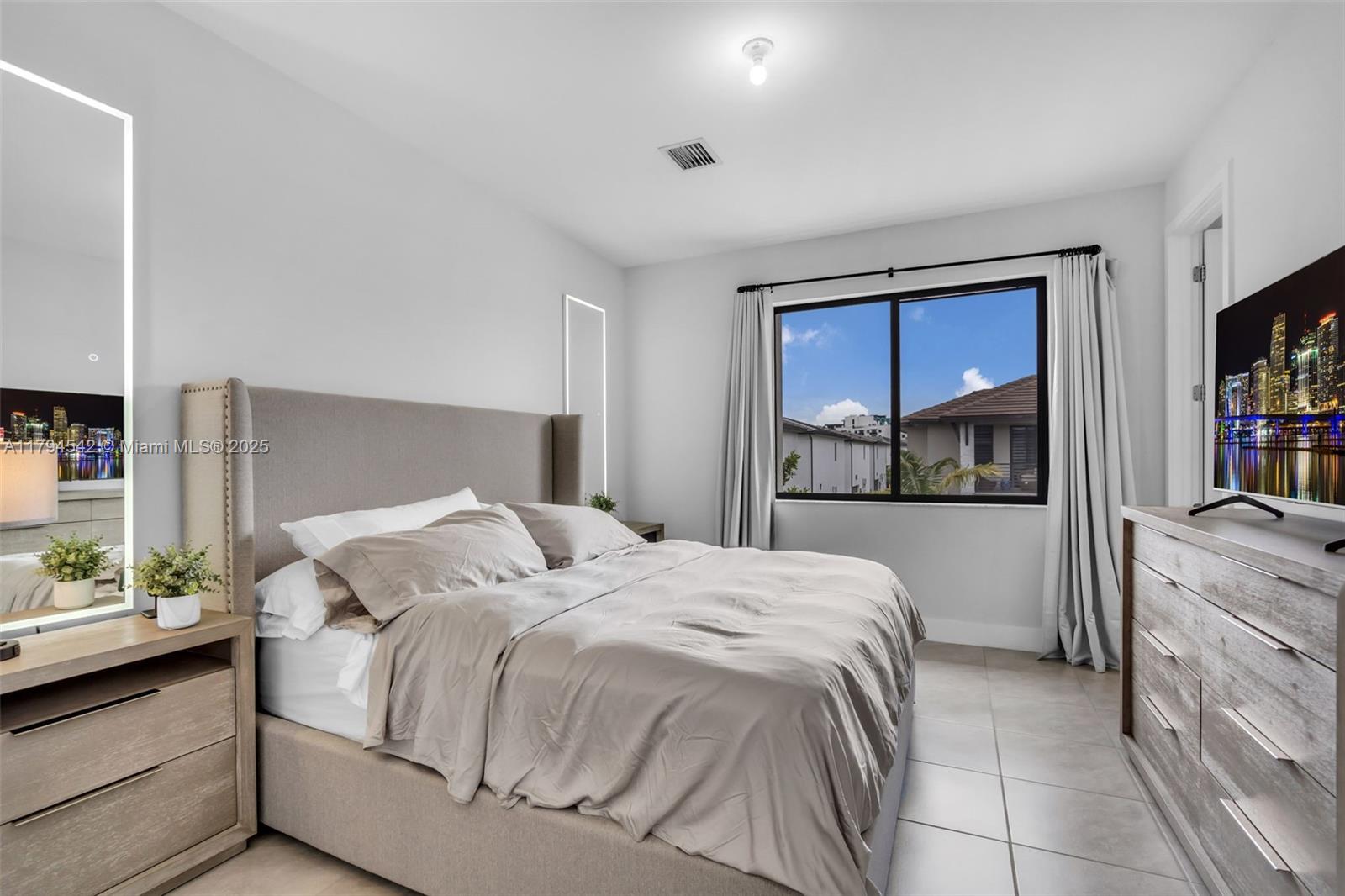 DOWNTOWN DORAL SOUTH PHAS - Residential