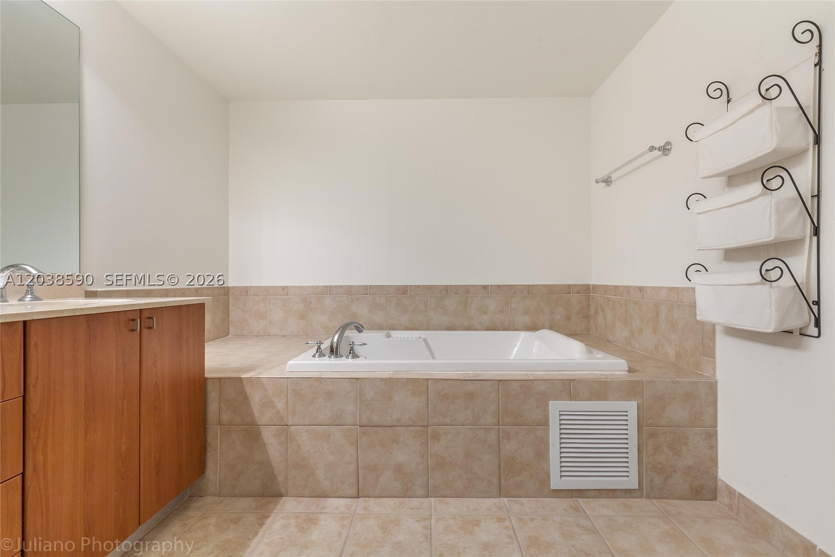 PUERTA DE PALMAS CONDO - Residential