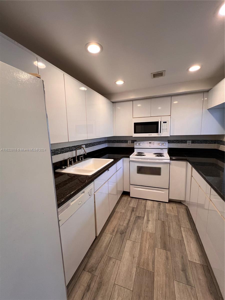 LIVE OAK CONDO FIVE - Residential Lease