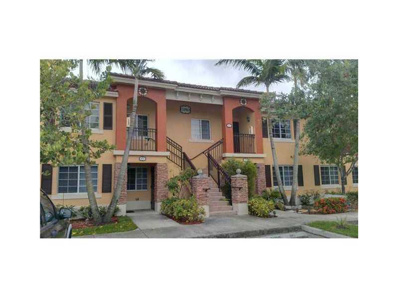 SPECTACULAR 3/2 LAKE FRONT READY TO MOVE-IN. CLUBHOUSE AND GYM.