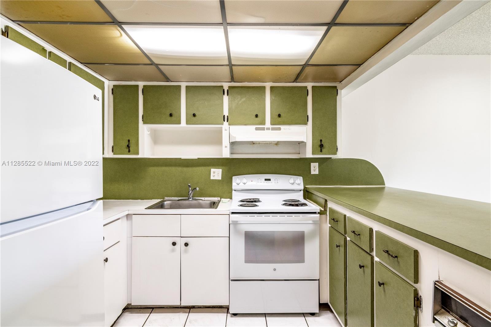 LUXURY CORAL LIVING CONDO - Residential