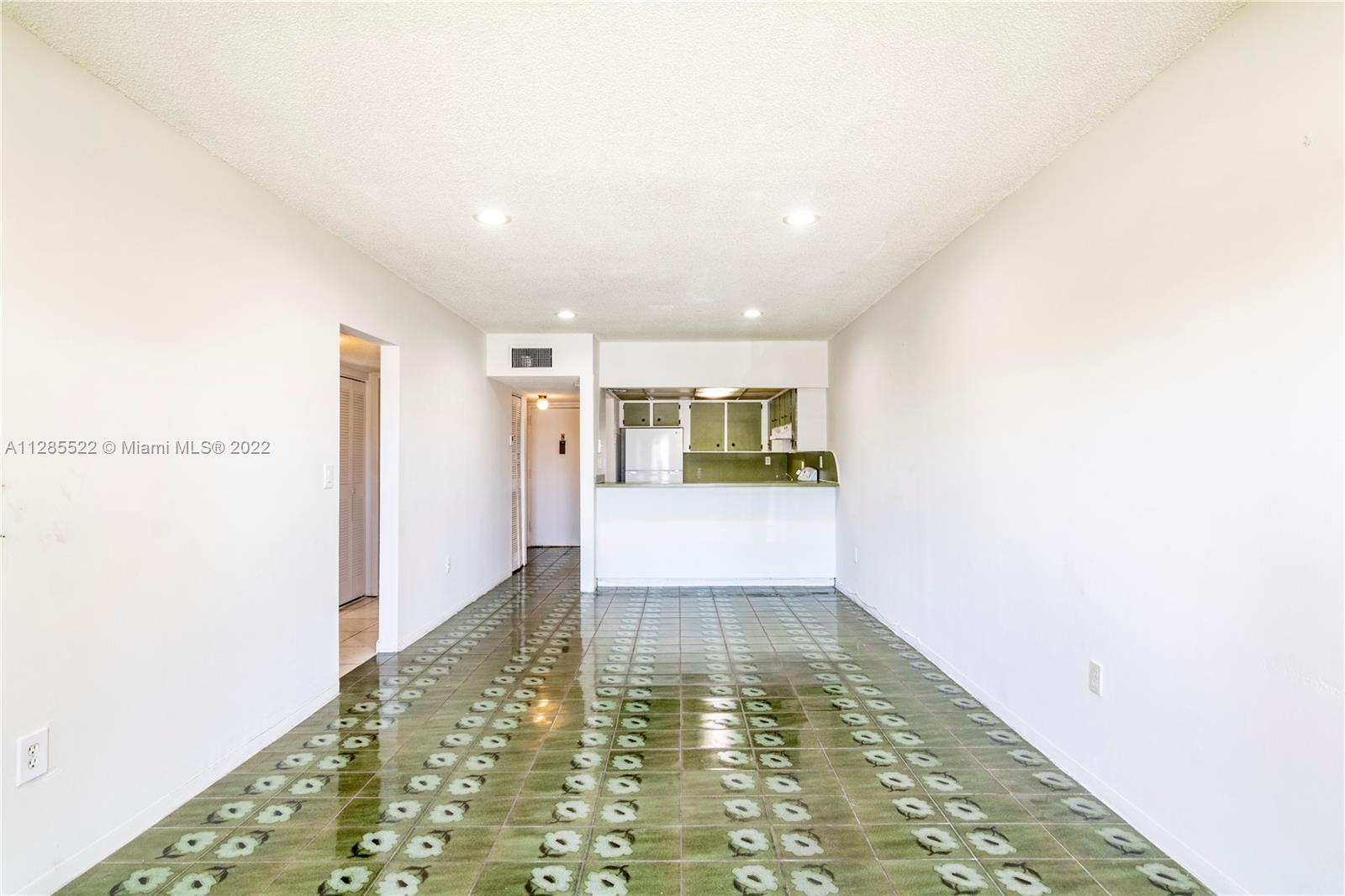 LUXURY CORAL LIVING CONDO - Residential