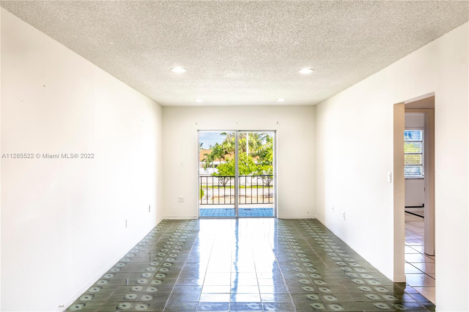 LUXURY CORAL LIVING CONDO - Residential