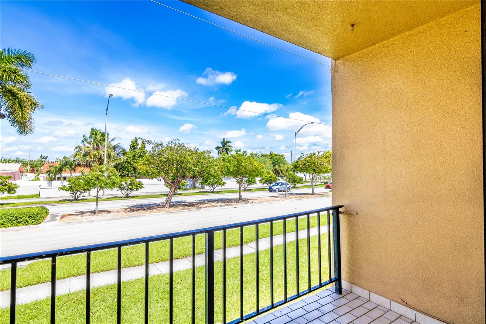 LUXURY CORAL LIVING CONDO - Residential