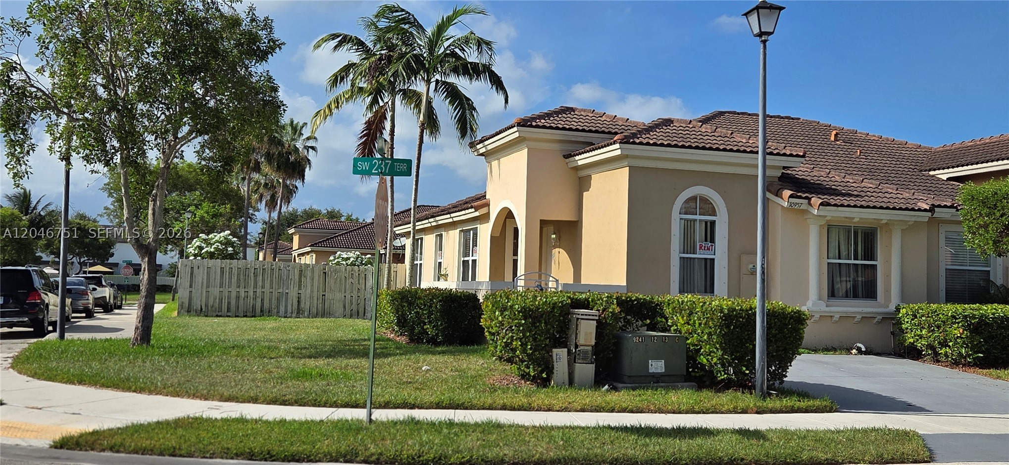 For Rent Corner Townhouse 1 Story 3 beds 2 baths in Spicewood, near Schools, shopping & Turnpike. Only First Month's Rent & one month of Security Deposit.