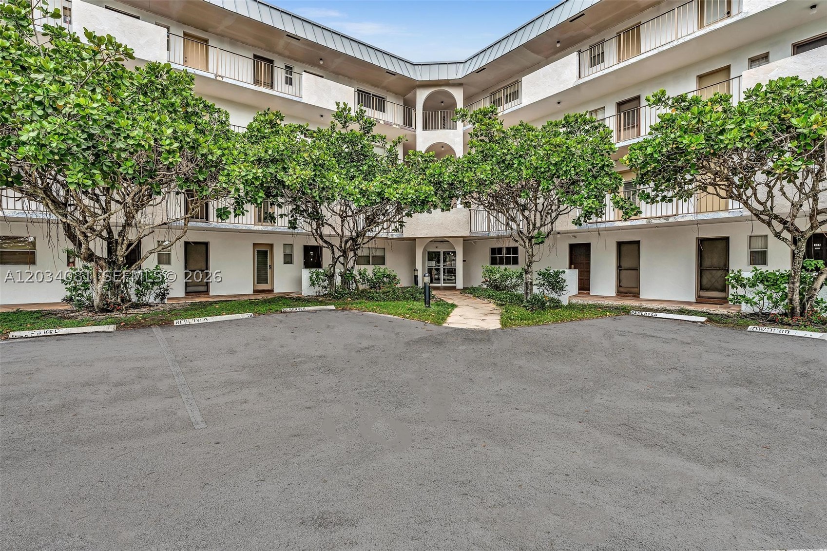 INVERRARY COUNTRY CLUB - Residential Lease