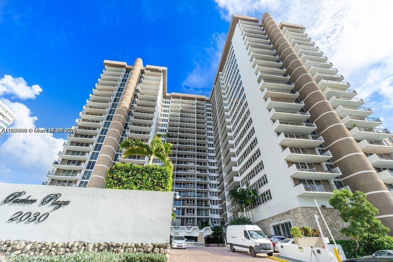 Exquisite fully furnished penthouse unit with luxery resort -style living, located just steps away from the ocean.This spacious 1- bedroom , 1 bath unit boasts breathtaking panoramic views of the ocean and countless on-site amenaties.Stay fit & rejuvenated with a state of the art fitness center, suanas, pool and jacuzzi complete with panoramic seawall.Step out into your semi -private beach for a day in the sun ,or explore nearby with fine dining,luxury shopping and entertainment venues.